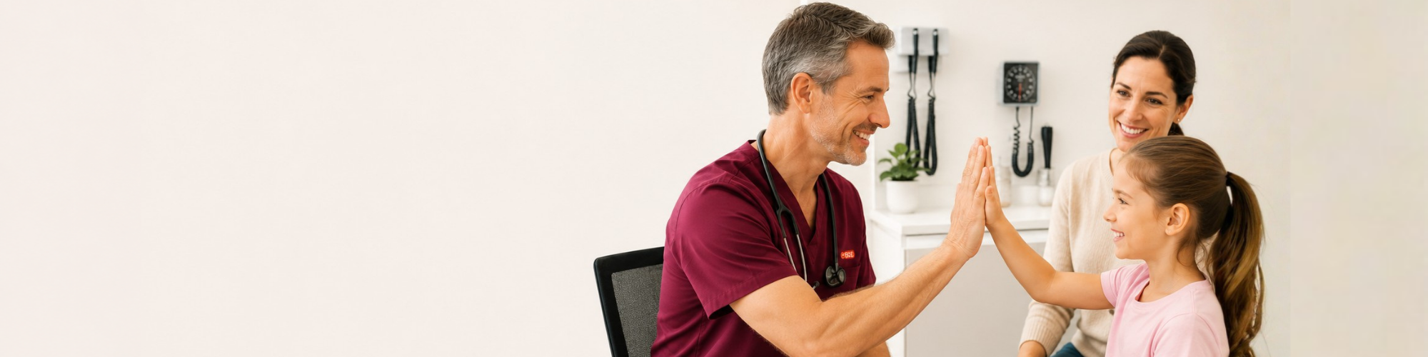 Médecin de la Clinique médicale Saint-Louis interagissant avec une jeune patiente lors d'une consultation familiale à Québec