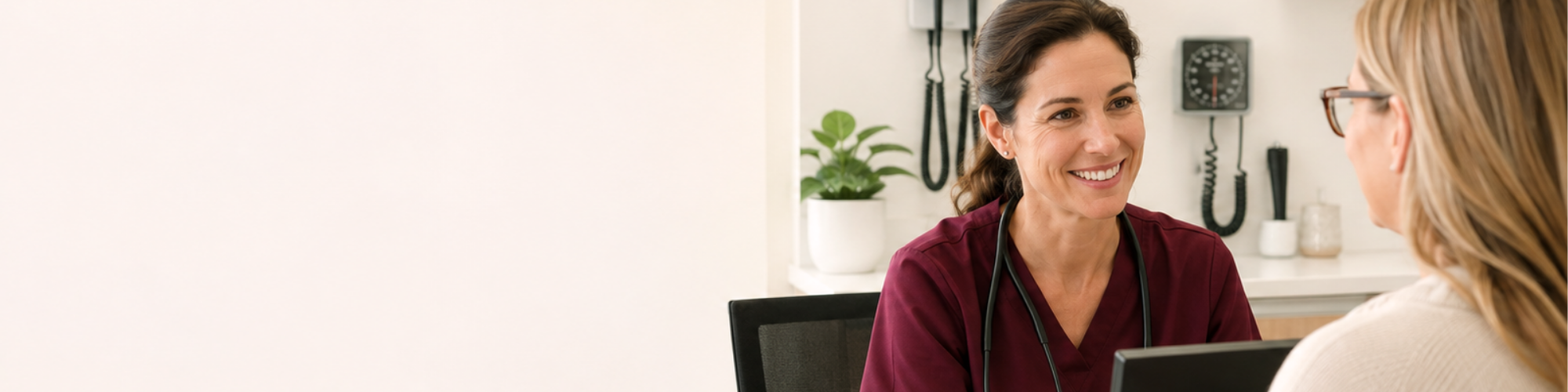 Professionnelle de la santé rencontrant une patiente à la Clinique médicale Saint-Louis de Québec