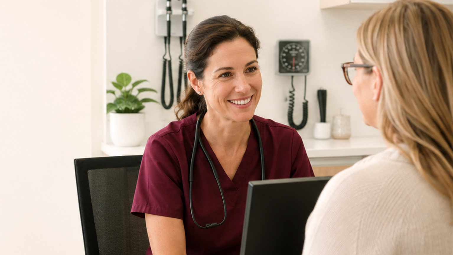 Professionnelle de la santé rencontrant une patiente à la Clinique médicale Saint-Louis de Québec